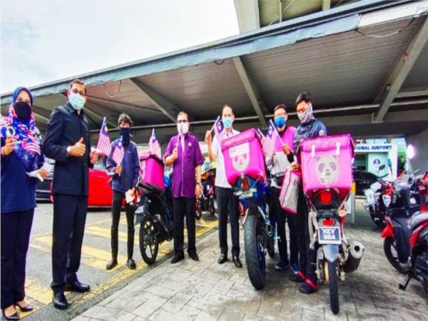 Penunggang p-hailing tidak ketinggalan menerima Jalur Gemilang dan poster sempena bulan kemerdekaan daripada konvoi merdeka Jabatan Penerangan Daerah dan Pejabat Daerah Kulai.