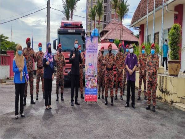 Konvoi merdeka Jabatan Penerangan Daerah dan Pejabat Daerah Kulai singgah di Balai Bomba dan Penyelamat Kulai.