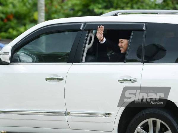 Kenderaan yang membawa Ahmad Zahid keluar dari Pintu 2 Istana Negara. -Foto Sinar Harian ROSLI TALIB