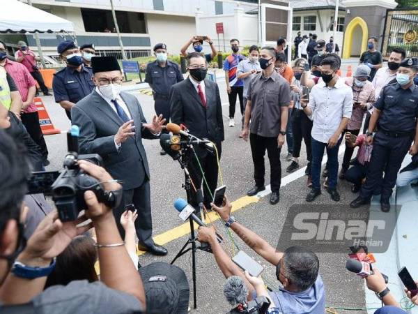 Presiden PKR, Datuk Seri Anwar Ibrahim bersama Setiausaha Agung DAP, Lim Guan Eng dan pemimpin parti pembangkang pada sidang media di perkarangan Pintu 2 Istana Negara pada Selasa. FOTO - ROSLI TALIB 