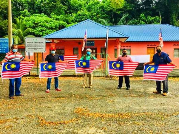Mohd Zakhwan(tengah) bersama Jalur Gemilang yang diagihkan buat 26 JKKK di DUN Tahan sempena bulan kemerdekaan.