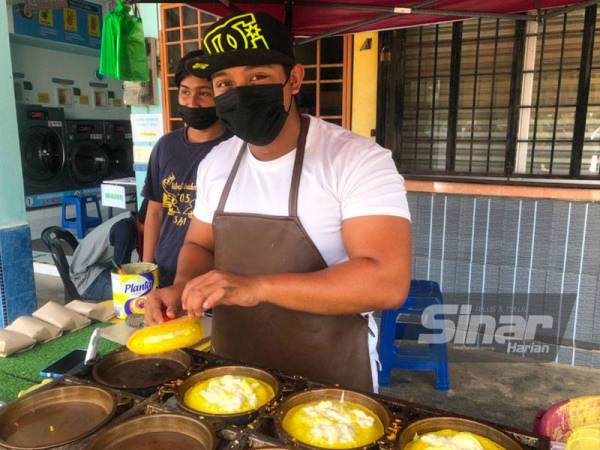 Muhamad Syazwan memberanikan diri menghasilkan apam balik berintikan durian dan menerima sambutan menggalakkan daripada pelanggannya.