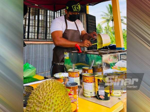 Durian berkualiti menjadi pilihan Muhamad Syazwan untuk dijadikan inti apam balik.