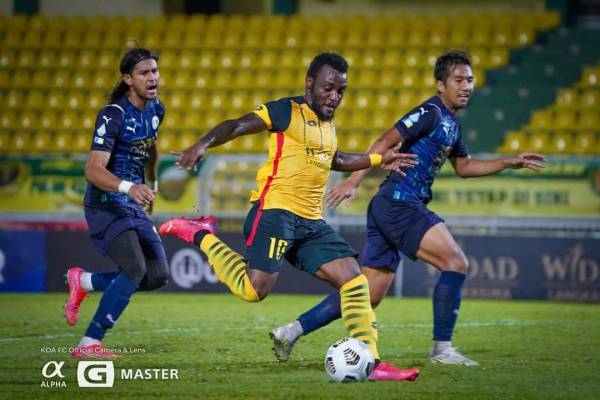 Antara aksi menarik pertemuan KDA menentang Penang di Alor Setar malam tadi. FOTO: Kedah Darul Aman FC