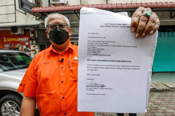 Mahfuz menunjukkan surat akuan memilih calon Perdana Menteri ke-9 di pejabat Pesuruhjaya Sumpah Rashid di sini pada Rabu.