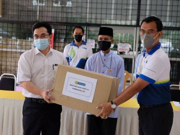 Saipolyazan (kanan) menyerahkan sumbangan kepada Pengarah JAIS, Datuk Mohd Shahzihan Ahmad (kiri) di Masjid Jamek Ar Rahimiah, Klang di sini pada Rabu.