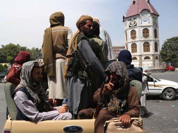 Pejuang Taliban dilihat menaiki kenderaan tentera di Kabul, ibu negara Afghanistan. Foto Xinhua