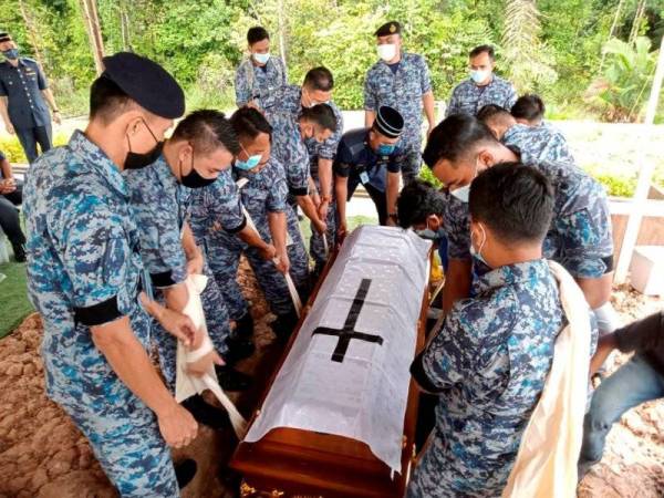 Anggota TUDM semasa menyempurnakan pengebumian mendiang LUK Nesly anak Nabau di Taman Peringatan Nirvana hari ini. Foto Bernama