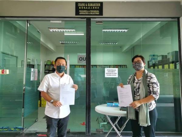 Foong Hin (kiri) bersama Noorita menghantar surat akuan menamakan calon pilihan Perdana Menteri ke-9.