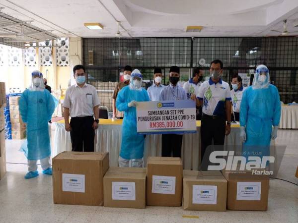 Anhar (tiga dari kanan) bergambar pada Majlis Serahan Set PPE Pengurusan Jenazah Covid-19 LZS kepada Jabatan JAIS di Masjid Jamek Ar Rahimiah, Klang di sini pada Rabu.