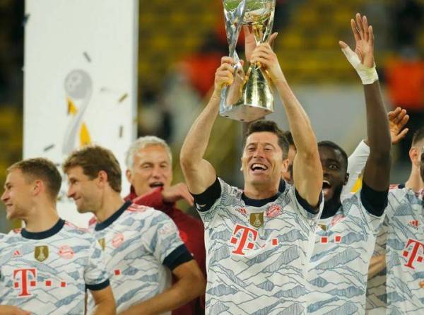 Penyerang Bayern Munich, Robert Lewandowski menjulang trofi Piala Jerman -Foto: he sun.co.uk