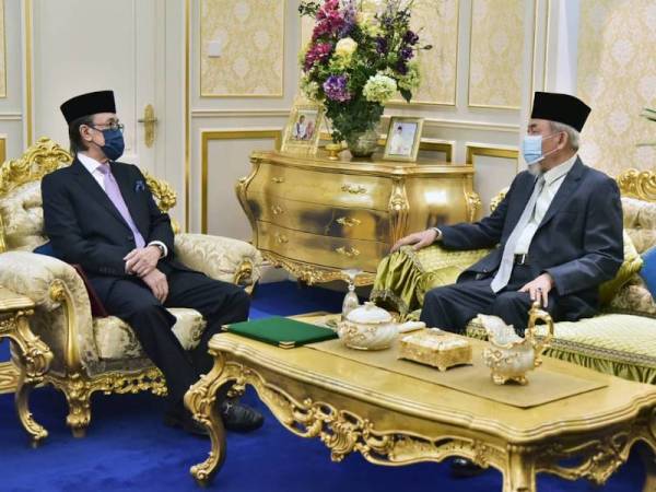 Masidi (kiri) membincangkan sambutan Hari Kebangsaan bersama Tun Juhar.