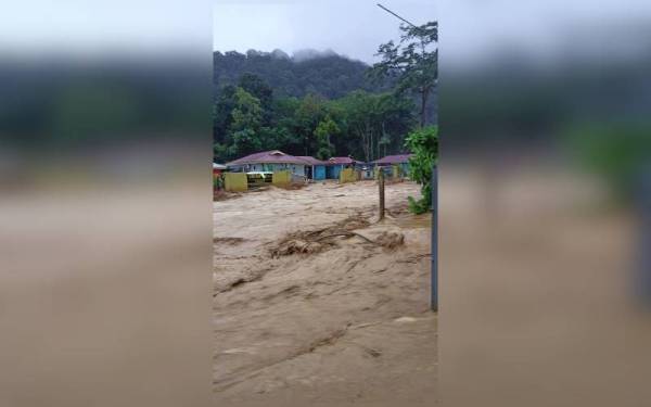 Antara kawasan perumahan yang dilanda banjir kilat akibat fenomena kepala air pada Rabu. Foto Ihsan pembaca