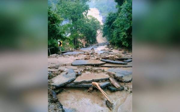 Keadaan beberapa kawasan mengalami kerosakan akibat fenomena kepala air di Gunung Jerai. Foto Ihsan pembaca