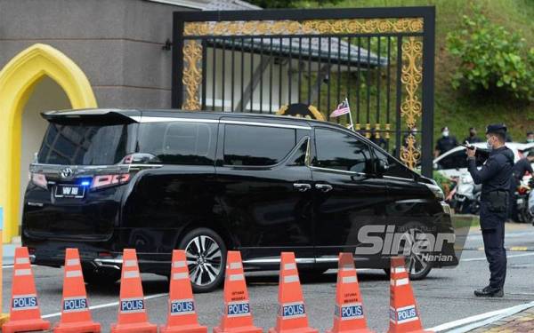 Kenderaan yang membawa Ketua Setiausaha Negara, Tan Sri Mohd Zuki Ali memasuki Istana Negara melalui pintu 2.