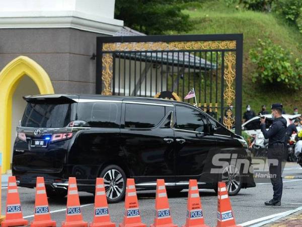 Kenderaan yang membawa Ketua Setiausaha Negara, Tan Sri Mohd Zuki Ali memasuki Istana Negara melalui pintu 2. - FOTO ROSLI TALIB
