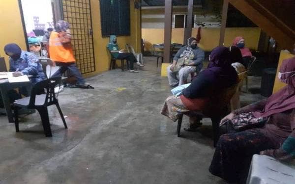 Mangsa banjir di tiga kampung ditempatkan di PPS SRAR Ngah Ibrahim Al Baraqah pada malam Rabu. - Foto FB Tkub Bukit Gantang