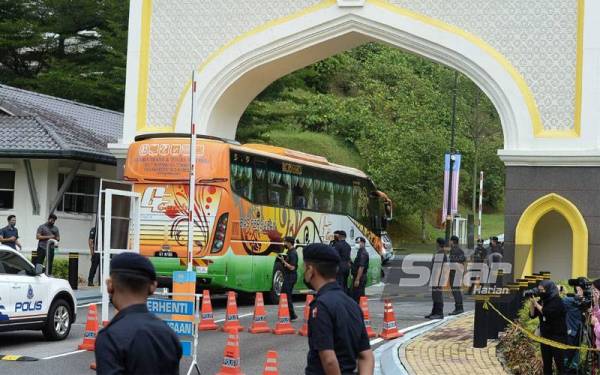 Sebuah bas yang membawa masuk beberapa ahli Parlimen UMNO dilihat memasuki Pintu 2 Istana Negara. - FOTO ROSLI TALIB