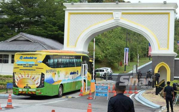 Bas yang membawa masuk beberapa ahli Parlimen Bersatu dan Bebas dilihat memasuki Pintu 2 Istana Negara. - FOTO ROSLI TALIB