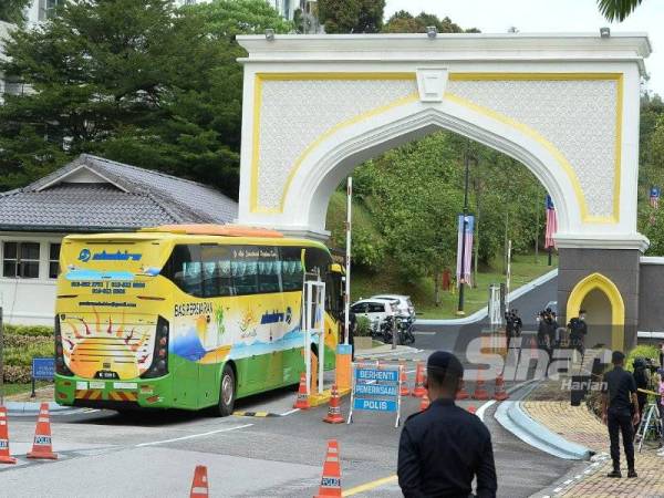 Bas yang membawa masuk beberapa ahli Parlimen Bersatu dan Bebas dilihat memasuki Pintu 2 Istana Negara. - FOTO ROSLI TALIB