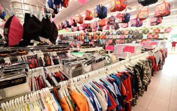 Jumlah pelanggan di Pusat Pakaian Hari-Hari turut dikawal mengikut keluasan premis bagi menggelakkan penularan wabak Covid-19.