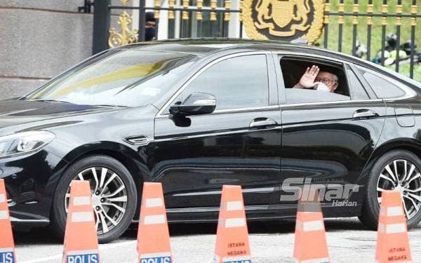 Kenderaan yang membawa bekas Perdana Menteri, Datuk Seri Najib Tun Razak keluar dari Istana Negara. - FOTO ROSLI TALIB