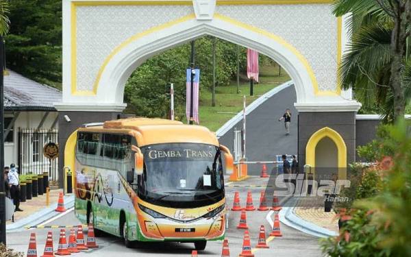 Sebuah bas yang membawa beberapa ahli Parlimen keluar dari Istana Negara. - FOTO ROSLI TALIB