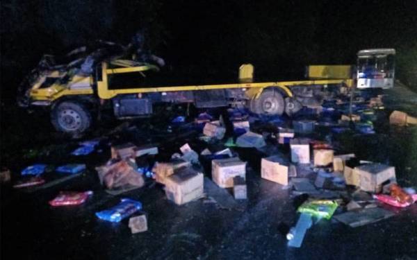 Lori yang membawa muatan barangan runcit antara tiga kenderaan yang terlibat dalam kemalangan maut di Jalan Kota Belud-Tuaran berhampiran Bukit Kelawat, Kota Belud.