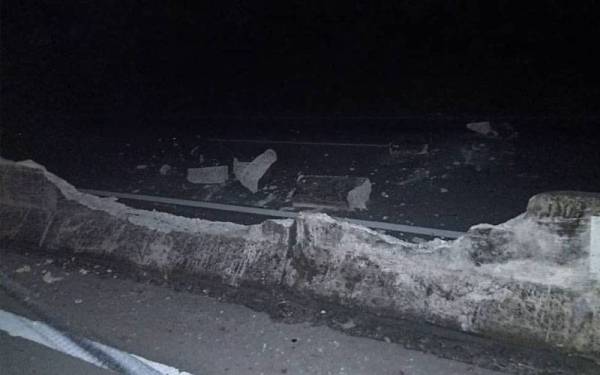 Tembok konkrit pembahagi jalan pecah selepas dilanggar lori dalam kemalangan membabitkan tiga kenderaan di Jalan Kota Belud-Tuaran berhampiran Bukit Kelawat, Kota Belud.