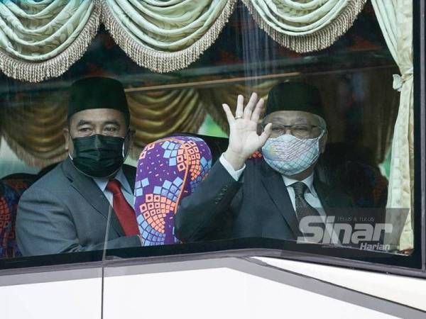 Bekas Timbalan Perdana Menteri, Datuk Seri Ismail Sabri Yaakob melambaikan tangan kepada petugas media.- FOTO ROSLI TALIB