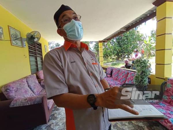 Bakri ketika mengulas mengenai pencemaran di Sungai Air Kuning, Gemencheh.