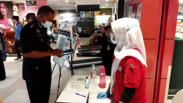 Mohamad Noor melakukan pemantauan di sebuah pasar raya dalam sebuah pusat membeli belah di Kuantan pada Khamis.