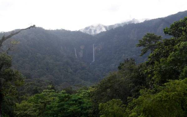Pandangan dari jauh Air Terjun Seri Perigi, yang terletak di Gunung Jerai. -Foto Bernama