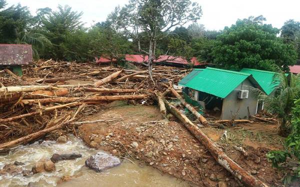 Alang Kenari Resort antara lokasi yang mengalami kerosakan akibat dibadai kepala air dalam kejadian Rabu.