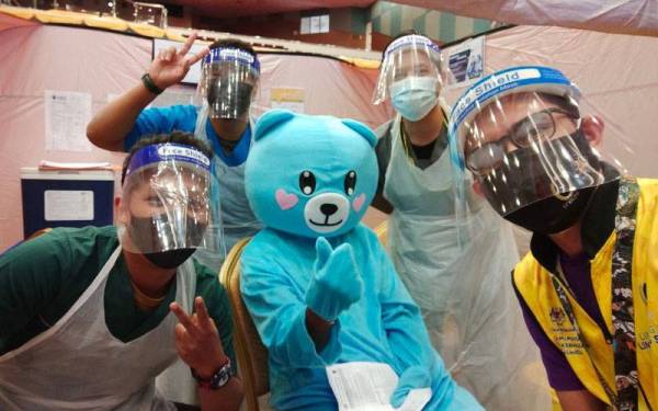 Kehadiran Mohd Huzaidi yang memakai maskot beruang menghiburkan petugas barisan hadapan di PPV UniSZA.