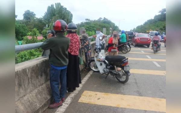 Orang awam berkumpul di kawasan Chalet Alang Kenari yang dibadai fenomena kepala air.