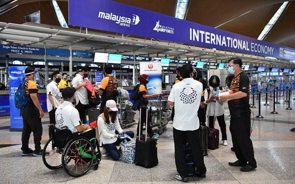 Atlet serta pegawai ke Temasya Sukan Paralimpik 2020 Tokyo bersiap untuk berlepas di Lapangan Terbang Antarabangsa Kuala Lumpur (KLIA) malam ini. 