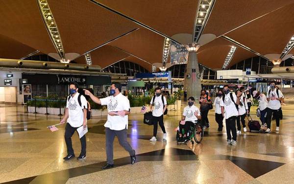 Atlet serta pegawai ke Temasya Sukan Paralimpik 2020 Tokyo bersiap untuk berlepas di Lapangan Terbang Antarabangsa Kuala Lumpur (KLIA) malam ini. 