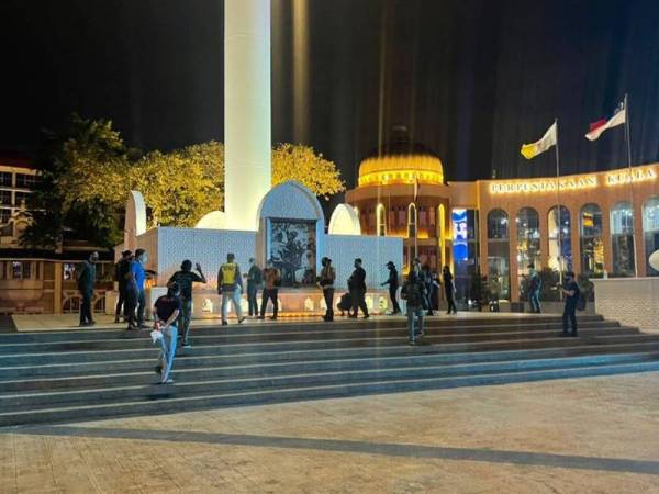 Seramai 31 ahli SSR dikenakan kompaun RM2,000 seorang kerana berhimpun di Dataran Merdeka pada Khamis.