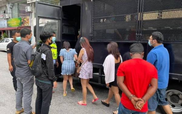 Kesemua yang ditahan dibawa ke IPK Pulau Pinang untuk siasatan lanjut. -Foto ihsan Facebook Polis Pulau Pinang