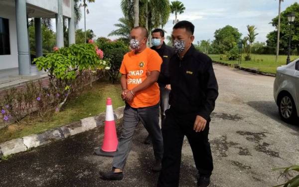 Seorang bekas pegawai tugas-tugas khas ahli parlimen di Kedah direman bagi membantu siasatan atas dakwaan menyeleweng Peruntukan Khas Jabatan Perdana Menteri dua tahun lalu.