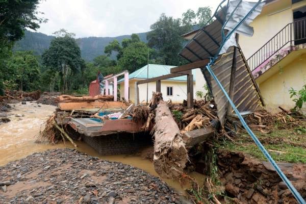 Keadaan sungai yang di penuhi dengan kayu balak di Taman Rekreasi Titi Hayun selepas banjir kilat susulan kejadian kepala air di kaki Gunung Jerai di Titi Hayun Yan hari ini. --Foto Bernama