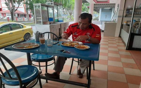 Zulkifli menikmati sarapan di kedai kegemarannya apabila kebenaran makan di restoran dibenarkan bermula pada Jumaat.
