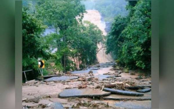 Fenomena kepala air yang berlaku di kawasan air terjun termasuk di Pusat Peranginan Seri Perigi menyebabkan jalan turut mengalami kerosakan. - Foto media sosial