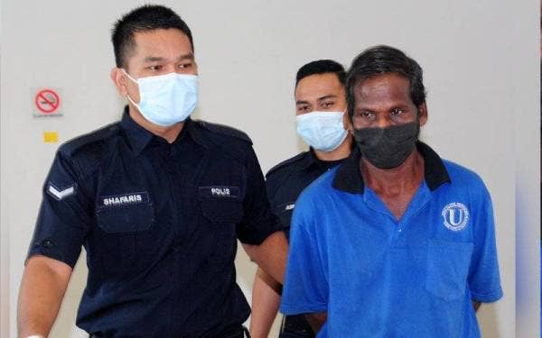 Gelandangan warga India P. Ponloganadhan, 60, (kanan) dihadapkan ke Mahkamah Majistret dan Sesyen Shah Alam hari ini atas pertuduhan membunuh dan merogol Chua Shew Hoo, 63, warga tempatan di Taman Sri Muda, Seksyen 25 pada 26 Julai lalu. Foto Bernama