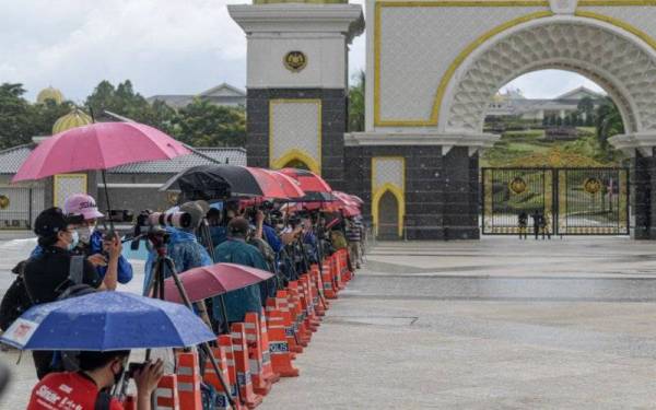 Para pengamal media dilihat setia menanti di pekarangan pintu utama Istana Negara walaupun dalam keadaan hujan lebat untuk menunggu ketibaan Raja-raja Melayu bagi perbincangan khas berkaitan pelantikan Perdana Menteri baharu hari ini. Foto Bernama