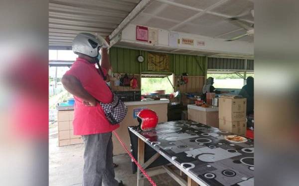 Pelanggan di kedai Rosman di Lorong Pokok Mangga beratur untuk membungkus makanan.