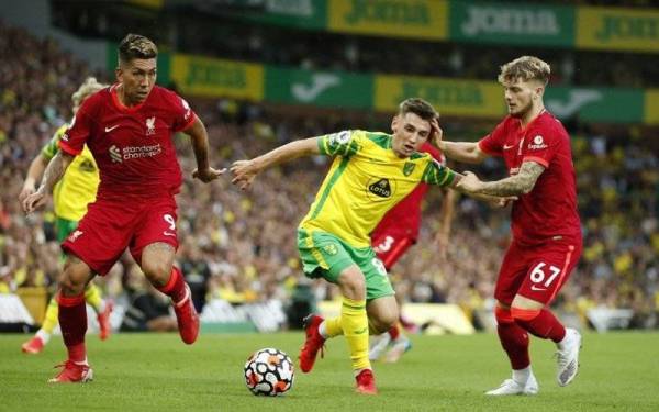 Pemain Norwich City, Bill Gilmour (tengah), cuba melepasi kawalan pemain Liverpool pada aksi di Carrow Road minggu lalu. - Foto Reuters