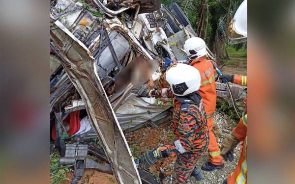 Anggota bomba sedang melakukan kerja-kerja menyelamat.