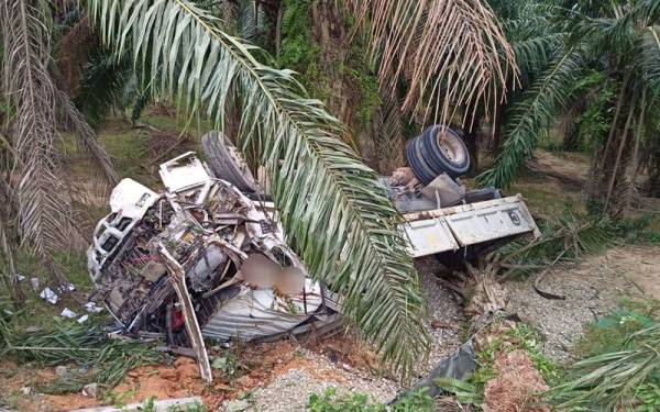 Keadaan lori yang remuk akibat kemalangan di Bukit Rokan pada Jumaat.
